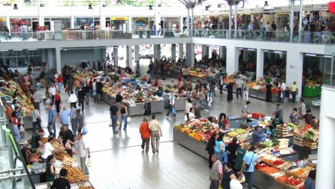 ПОВОЉНИЈА КУПОВНА ОД ДОМАЋЕ ЗИМНИЦЕ: Уочи предстојеће зимске сезоне, понуда воћа и поврћа на подгоричким пијацама разноврсна