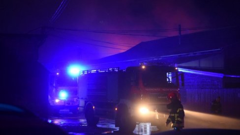 VATROGASCI USPELI DA LOKALIZUJU POŽAR: Gorelo stovarište na Karaburmi, vatra se proširila na lokalne krovove (FOTO/VIDEO)