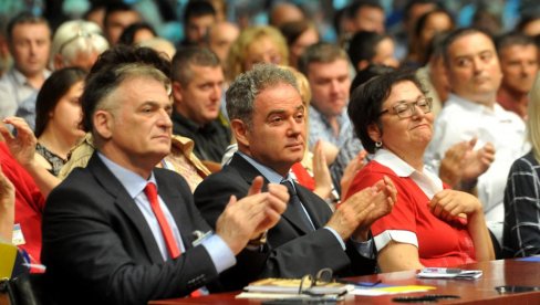 ŠEFA DEMOKRATA BIRA 4.500 ČLANOVA: Lutovac bez glasa, ostao dužan članarinu