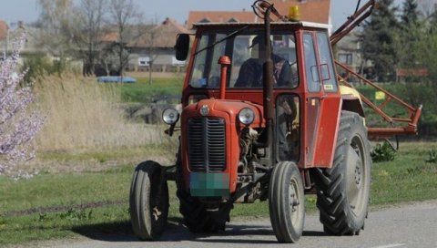 КАМАТУ ПЛАЋАЈУ ИЗ БУЏЕТА: Општина Кнић помаже пољопривреднике