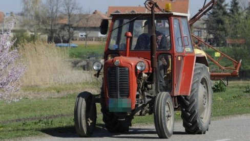 TEŠKA NESREĆA KOD GRADIŠKE: Muškarac (63) pao sa traktorske prikolice, slomio obe noge