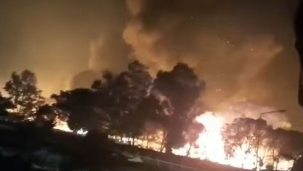 ДРАМА НА ЛЕЗБОСУ: Избио пожар у кампу за мигранте, сумња се да је ватра намерно изазвана у знак протеста (ВИДЕО)