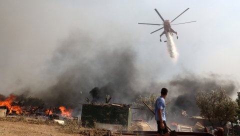 ВАТРЕНА СТИХИЈА БЕСНИ КОД АТИНЕ: Грчки ватрогасци се боре са више пожара (ФОТО)