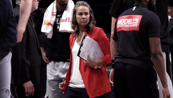 НБА ПИШЕ ИСТОРИЈУ: Сарадница Грега Поповича главни кандидат за тренера Индијане!
