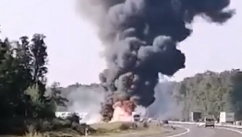 СТРАВИЧАН СУДАР ДВА КАМИОН И ДВА АУТОМОБИЛА: Погинуле две особе, експлозије спречавају увиђај, километарске колоне (ВИДЕО)