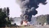 STRAVIČAN SUDAR DVA KAMION I DVA AUTOMOBILA: Poginule dve osobe, eksplozije sprečavaju uviđaj, kilometarske kolone (VIDEO)