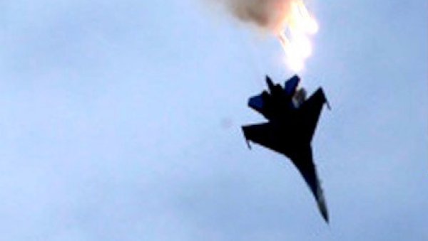 СУХОЈ ПРЕСРЕО БРИТАНСКЕ ТАЈФУНЕ: Опасан плес изнад Црног мора, један руски авион на четири (ВИДЕО)