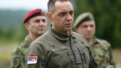 Министар одбране Александар Вулин и начелник Генералштаба обишли породице погинулих пилота