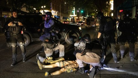 НЕРЕДИ У САД: Сукоби демонстраната и полиције у Портланду