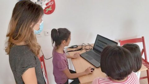 КОРИСНИЦИМА УСЛУГА СВРАТИШТА ЗА ДЕЦУ ОТЕЖАНО ПРАЋЕЊЕ КОМБИНОВАНЕ НАСТАВЕ : Деца улице без компјутера