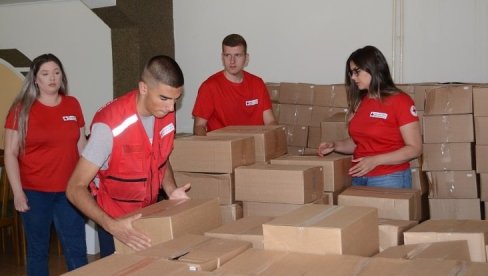 ПОМОЋ ПЕНЗИОНЕРИМА СА ПРИМАЊИМА ДО 25.000 ДИНАРА: Црвени крст у Прокупљу дистрибуира пакете са храном