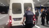 UPERIO LAMPU I VIDEO LJUDSKO OKO: Srpski carinici zaustavili kombi, kada su ga pregledali ostali u šoku (FOTO)