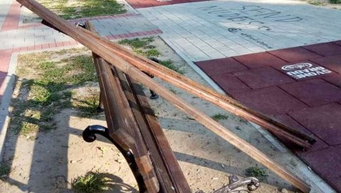 ВАНДАЛИЗАМ У ЦЕНТРУ СОМБОРА: Оштећене нове дечије клупе