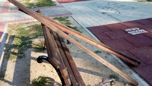 VANDALIZAM U CENTRU SOMBORA: Oštećene nove dečije klupe
