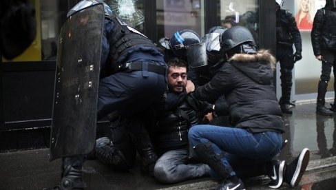 TOKOM RASPUSTA - POLICIJSKI ČAS:  Francuske vlasti traže način kako da izađu na kraj s razuzdanom omladinom