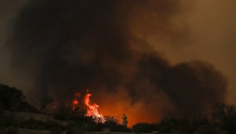 НАЈМАЊЕ 10 МРТВИХ, 16 НЕСТАЛИХ, ИЗГОРЕЛО НА ХИЉАДЕ КУЋА, ОБЛАСТИ ПОТПУНО УНИШТЕНЕ: Катастрофалне последице пожара у Калифорнији