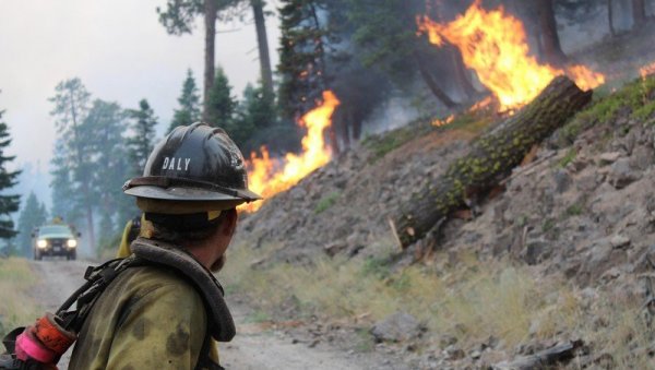 РАЗОРНИ ШУМСКИ ПОЖАР У КОЛОРАДУ: Мора да се евакуише 1.200 људи (ВИДЕО)