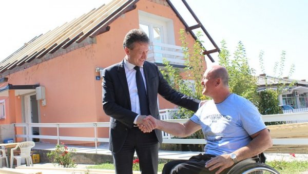 РАТНИ ИНВАЛИД НАПОКОН ИМА КРОВ НАД ГЛАВОМ: На Мајевици остао инвалид, општина му реконструише кућу
