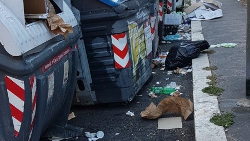 PONIŽENI RIM: Đubre po ulici, na sve strane prljavština (FOTO)