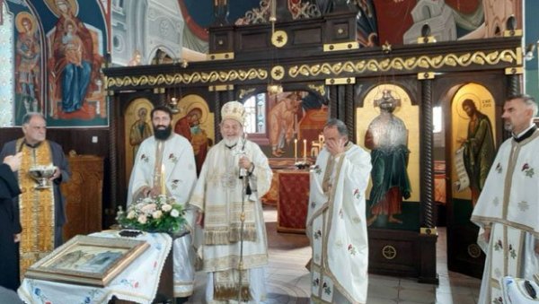 ВЛАДИКА ЛАВРЕНТИЈЕ У БАЊИ КОВИЉАЧИ: Епископ шабачки служио литургију у цркви
