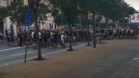 GROBARI BLOKIRALI TERAZIJE: Navijači Partizana protestovali ispred FSS (VIDEO)