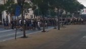 ГРОБАРИ БЛОКИРАЛИ ТЕРАЗИЈЕ: Навијачи Партизана протестовали испред ФСС (ВИДЕО)