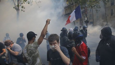 ВРАТИЛИ СЕ ПРСЛУЦИ, СУЗАВАЦ И ПЕНДРЕЦИ: Поново тензије у Паризу, хиљаде људи на улицама