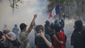 ВРАТИЛИ СЕ ПРСЛУЦИ, СУЗАВАЦ И ПЕНДРЕЦИ: Поново тензије у Паризу, хиљаде људи на улицама