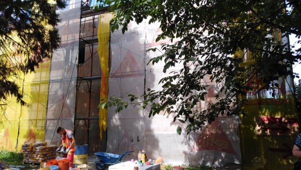 НОВО РУХО: Радници уређују фасаду НЗС у Јагодини