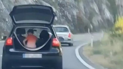 JEZIV SNIMAK IZ CRNE GORE: Dok auto ide 90 kilometara na čas dete se vozi u otvorenom gepeku (VIDEO)