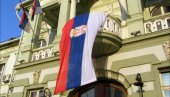 POVODOM DANA SRPSKOG JEDINSTVA: Zastava na gradskoj kući u Zrenjaninu