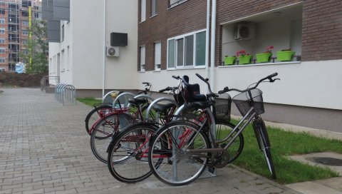 СИГУРНИЈЕ ЗА ВЛАСНИКЕ „ДВОТОЧКАША“: Акција постављања држача за бицикле ЈКП Паркинг сервис у Новом Саду (ФОТО)