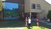 МУРАЛ У ЧАСТ ПРИРОДЕ: Осликана зграда основне школе у Бачком Моноштору код Сомбора