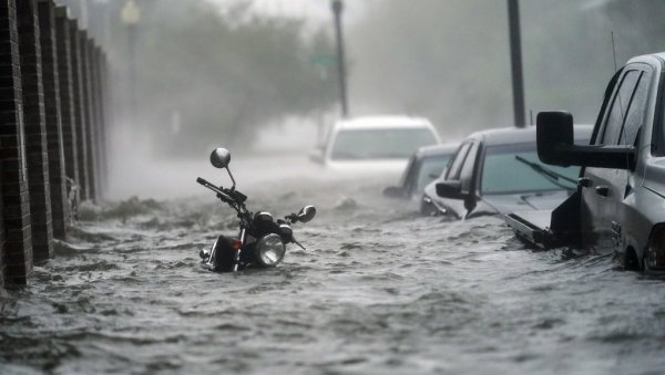 ПРОГЛАШЕНО ВАНРЕДНО СТАЊЕ: Олуја Фиона прерасла у ураган
