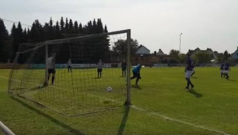 СКЛАЊАЛИ СЕ ЗБОГ КОРОНЕ ПА ПРИМИЛИ 37 ГОЛОВА: Буквално схватили физичку дистанцу (ВИДЕО)