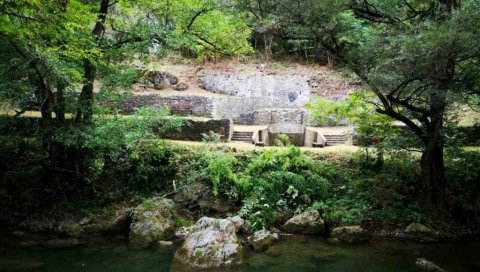 ПОДУХВАТ ОПЕРСКОГ ПЕВАЧА ИЗ ВАЉЕВА: Песмом сачувао Мејину чесму (ФОТО)