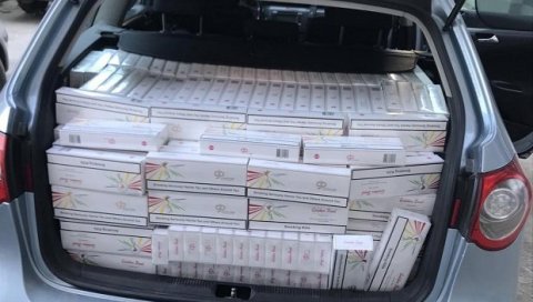 ПАЗАРАЦ У ПРИТВОРУ: Полиција у Александровцу запленила 9.570 паклица шверцованих цигарета
