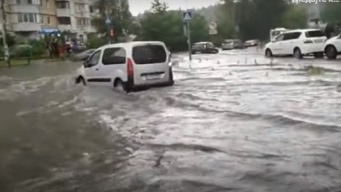 U MOSKVI BESNI URAGAN: Ulice pretvorene u reke - zacrnelo se nebo usred dana (VIDEO)