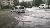 U MOSKVI BESNI URAGAN: Ulice pretvorene u reke - zacrnelo se nebo usred dana (VIDEO)
