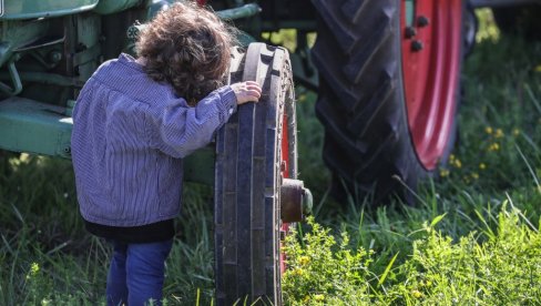 SA BOLESNIM DETETOM NA NJIVU: Zemljoradnici i njihove supruge ne mogu na bolovanje radi nege mališana