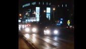 NEVEROVATAN SNIMAK IZ KOMŠILUKA: Vozio auto glavnom saobraćajnicom u suprotnom smeru! (VIDEO)