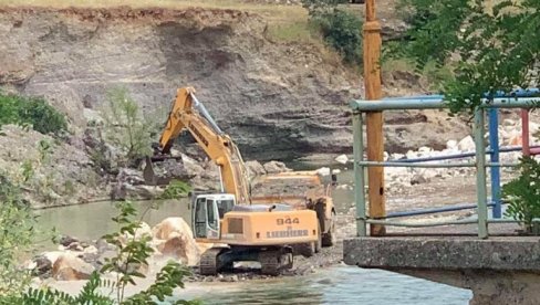 NE POŠTUJU VLADINE ZABRANE: Nastavlja se eksploatacija rečnog materijala iz Morače