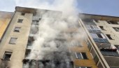 POŽAR U CENTRU PIROTA: Izgoreo stan, stanare izvlačili kroz hodnike pune dima, dve osobe prevezene u bolnicu (FOTO)