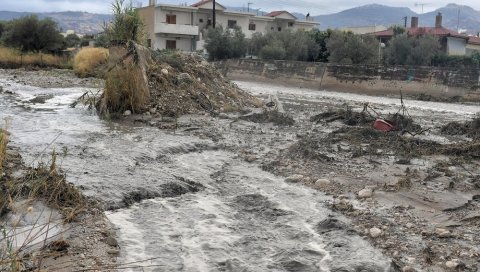 АПОКАЛИПТИЧНЕ СЦЕНЕ ИЗ ГРЧКЕ: Јанос погодио Крит, градови поплављени, вода носи све пред собом (ВИДЕО)