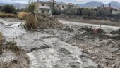 APOKALIPTIČNE SCENE IZ GRČKE: Janos pogodio Krit, gradovi poplavljeni, voda nosi sve pred sobom (VIDEO)