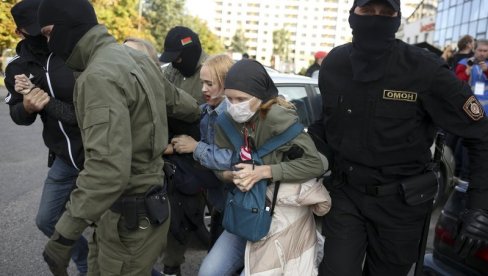 ЗАХТЕВАЛИ ОСТАВКУ ЛУКАШЕНКА: Више од 300 особа ухапшено на маршу жена у Минску
