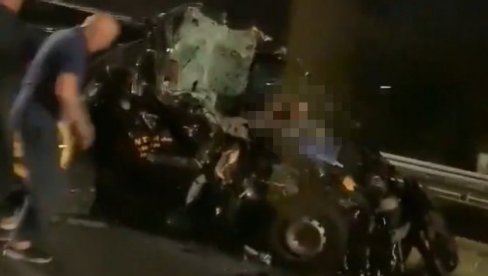 JEZIVI SNIMAK SUDARA KOD AERODROMA: Čovek ispao kroz šoferšajbnu, kombi potpuno smrskan (UZNEMIRUJUĆI VIDEO)