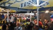 SKANDALOZAN SNIMAK SA KUPUSIJADE: Kafanski stolovi puni, pod šatorima stotine ljudi bez maski (VIDEO)