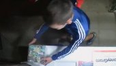 UKRALI NOVAC ZA LEČENJE BOLESNE DEVOJČICE: Snimak iz Vrdnika razbesneo Srbiju, dva dečaka otela dobrotvorne priloge (VIDEO)