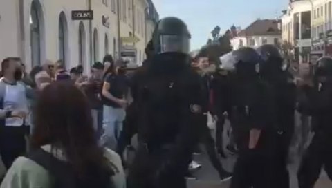 БЕЛОРУСКА ПОЛИЦИЈА ОТВОРИЛА ВАТРУ: Пуцњи упозорења током насилног протеста у Бресту (ВИДЕО)
